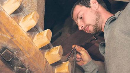 Neue Kämme für die Mühle. Sanssoucis Müller Frederic Schüler misst den Abstand der Zähne des Stirnrads im Mahlwerk. Diese sogenannten Kämme, 108 an der Zahl müssen nach 17 Jahren Nutzung ausgetauscht werden. Dafür werden Spenden gesucht.