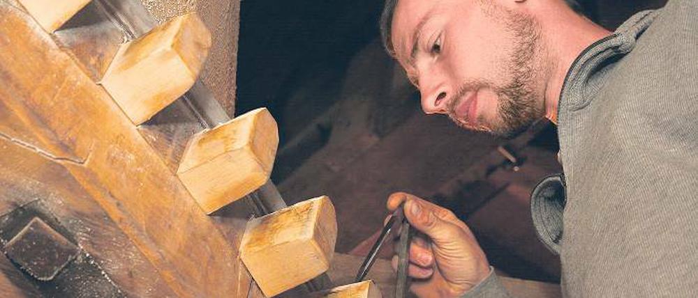 Neue Kämme für die Mühle. Sanssoucis Müller Frederic Schüler misst den Abstand der Zähne des Stirnrads im Mahlwerk. Diese sogenannten Kämme, 108 an der Zahl müssen nach 17 Jahren Nutzung ausgetauscht werden. Dafür werden Spenden gesucht.