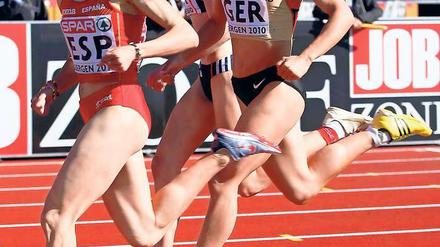 Auf der doppelten Stadionrunde. Claudia Hoffmann, hier neben der Britin Emma Jackson und hinter der Spanierin Nuria Fernandez (v. r.) bei den diesjährigen Team-EM in Bergen, tritt bei den Europameisterschaften in Barcelona heute zum 800-Meter-Vorlauf an.