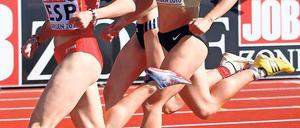 Auf der doppelten Stadionrunde. Claudia Hoffmann, hier neben der Britin Emma Jackson und hinter der Spanierin Nuria Fernandez (v. r.) bei den diesjährigen Team-EM in Bergen, tritt bei den Europameisterschaften in Barcelona heute zum 800-Meter-Vorlauf an.