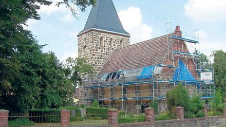 Fontane liebte sie: Der Dichter bezeichnete die Güterfelder Kirche als das Herz des kleinen Dorfes. Damit es wieder kräftig schlägt, wird der 800-Jahre alte Bau derzeit saniert. Pfarrer Helmut Kulla kann das Ende der Arbeiten kaum erwarten.