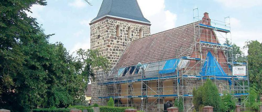 Fontane liebte sie: Der Dichter bezeichnete die Güterfelder Kirche als das Herz des kleinen Dorfes. Damit es wieder kräftig schlägt, wird der 800-Jahre alte Bau derzeit saniert. Pfarrer Helmut Kulla kann das Ende der Arbeiten kaum erwarten.