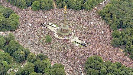 Sicher feiern. Wegen der Vielzahl von Events, hier die Loveparade 2000, hat Berlin große Erfahrungen mit Massenveranstaltungen. Auch während der Fußball-WM gab es keine Probleme  mehrfach wurde die Fanmeile an der Siegessäule wegen Überfüllung gesperrt.