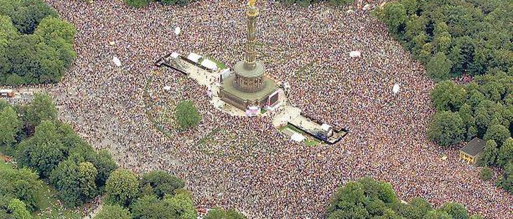 Sicher feiern. Wegen der Vielzahl von Events, hier die Loveparade 2000, hat Berlin große Erfahrungen mit Massenveranstaltungen. Auch während der Fußball-WM gab es keine Probleme mehrfach wurde die Fanmeile an der Siegessäule wegen Überfüllung gesperrt.