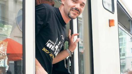 Vorbereitungen für die längste Nacht des Sommers in Potsdam. Jörn Rohde (li.) ist Vorsitzender des Vereins Potsdam Mittendrin, der die Erlebnisnacht in der City organisiert. Bis weit nach Mitternacht wird die Innenstadt dabei zu einer Erlebnismeile.