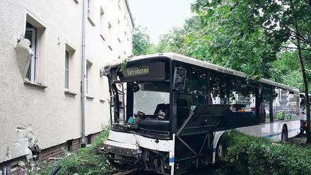 Unfallbus. Die 34-jährige Fahrerin des Busses musste ins Krankenhaus.
