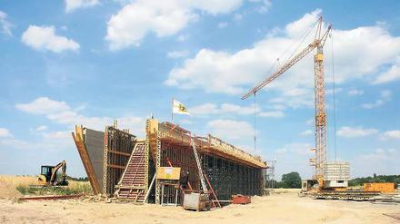 Schon in Arbeit  Die ersten Brücken für die neue Landesstraße 40 bei Güterfelde sind bereits auf den Stahnsdorfer Äckern aus dem Boden gewachsen. An anderer Stelle gerät der Bau der Ortsumfahrung jedoch ins Stocken. Die Sperrung des Stahnsdorfer Damms ist vorerst verschoben. Der Grund: Lieferschwierigkeiten beim Baumaterial.