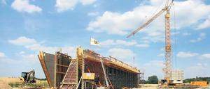 Schon in Arbeit Die ersten Brücken für die neue Landesstraße 40 bei Güterfelde sind bereits auf den Stahnsdorfer Äckern aus dem Boden gewachsen. An anderer Stelle gerät der Bau der Ortsumfahrung jedoch ins Stocken. Die Sperrung des Stahnsdorfer Damms ist vorerst verschoben. Der Grund: Lieferschwierigkeiten beim Baumaterial.