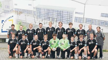 Der 1. VfL Potsdam: (stehend von links) Mannschaftsarzt Dr. Lutz Franz, Stephan Mellack, Lasse Kohnagel, Alexander Urban, Philipp Barsties, Victor Pohlack, Ludwig Greupner, Lars Melzer, Trainer Rüdiger Bones und Betreuer Bodo Ramm sowie (kniend von links) Florian Schugardt, Christian Ramm, Enrico Bolduan, Marvin Sommer, Matthias Frank, Zoltan Majeri, Alexander Schmidt, Jan Piske und Tom Griebsch. Auf dem Foto fehlen Physiotherapeut Stefan Ruhle und der Sportliche Leiter Ralf Kutzner.