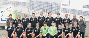 Der 1. VfL Potsdam: (stehend von links) Mannschaftsarzt Dr. Lutz Franz, Stephan Mellack, Lasse Kohnagel, Alexander Urban, Philipp Barsties, Victor Pohlack, Ludwig Greupner, Lars Melzer, Trainer Rüdiger Bones und Betreuer Bodo Ramm sowie (kniend von links) Florian Schugardt, Christian Ramm, Enrico Bolduan, Marvin Sommer, Matthias Frank, Zoltan Majeri, Alexander Schmidt, Jan Piske und Tom Griebsch. Auf dem Foto fehlen Physiotherapeut Stefan Ruhle und der Sportliche Leiter Ralf Kutzner.