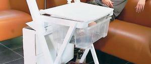 Handgepäck rauf und los! Babette Joel und Robert Lischke mit ihrem Flughafen-Trolley. Die Erfindung soll künftig Staus vor den Sicherheitskontrollen verhindern.