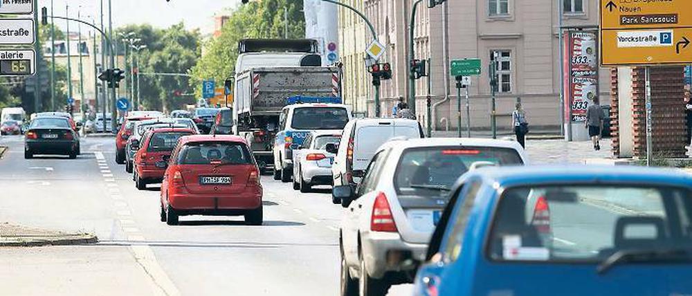 Dicke Luft. Die Breite Straße kurz vor der Zeppelinstraße, tausende Autos fahren hier täglich. Auch wegen des regen Verkehrs kämpft Potsdams Stadtverwaltung mit Luftverschmutzung. Über weitere Maßnahmen soll noch in diesem Jahr entschieden werden.