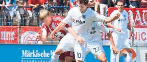 Erster Babelsberger Torjubel in Liga drei. Robert Paul (Mitte) wird hier nach seinem 1:0 von Kai Bastian Evers, Anton Makarenko, Almedin Civa und Tom Schütz (v. l.) gefeiert. Anton Müller (rechts oben im Duell mit Maximilian Haas/l.) machte ein tolles Spiel, während Bayerns Coach Hermann Gerland (rechts Mitte) mehrmals zu verzweifeln schien. Nach der Partie trafen sich mit Gerd Müller (r.) und Hendrik Lau einstige Münchner und Babelsberger Torjäger (rechts unten) zum gemeinsamen Foto.