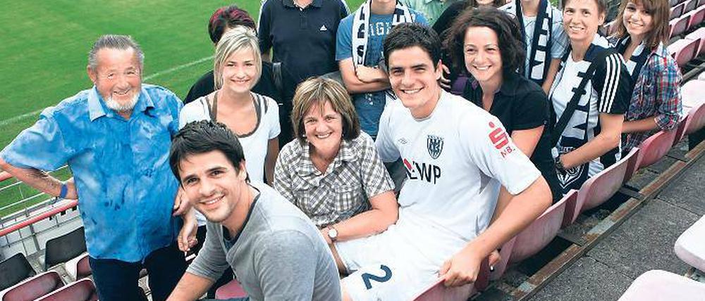 Familientreffen. Marcus Hoffmann freute sich gestern über die Unterstützung seiner Familie. Links Opa Norbert Hoffmann, Vater von 15 Kindern.