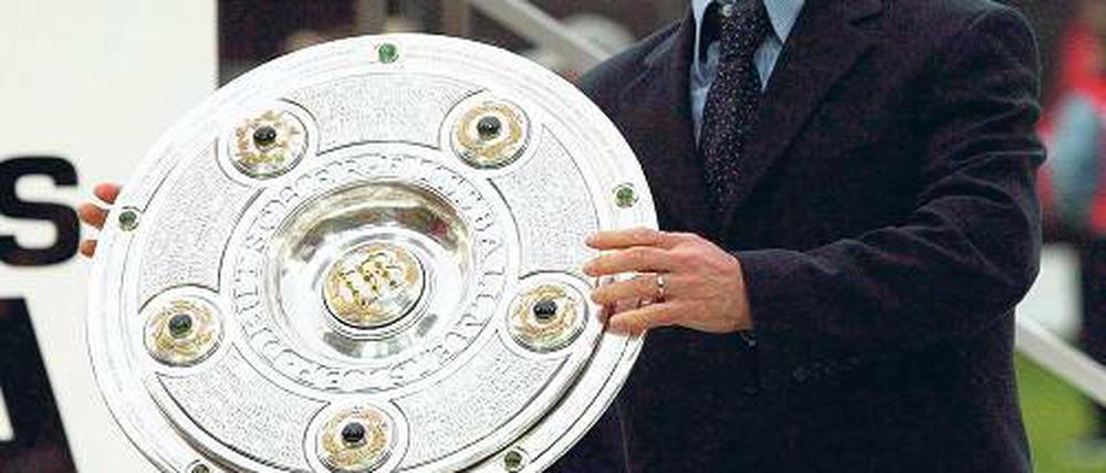 Lebende Legende. Gerd Müller hier mit der Meisterschale 2002 in München galt einst als der Bomber der Nation. Bei der WM 1974 schoss er mit seinem Tor die deutsche Elf zum Weltmeistertitel.