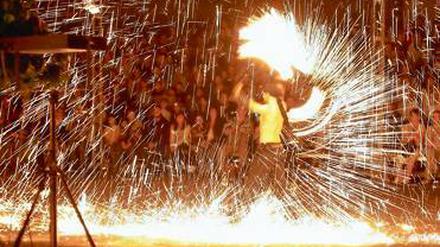 Feuer, Tanz und Stunts. Zur Filmparknacht am kommenden Samstag soll es eine einmalige, neukonzipierte Stuntshow im Vulkan geben, bei der Mitglieder der mehrfach preisgekrönten Tanz-Company Flying Steps mitwirken.
