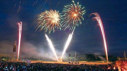 Synchron zur Musik tanzten am Freitag und Samstag vier Feuerwerke über den Himmel im Volkspark.
