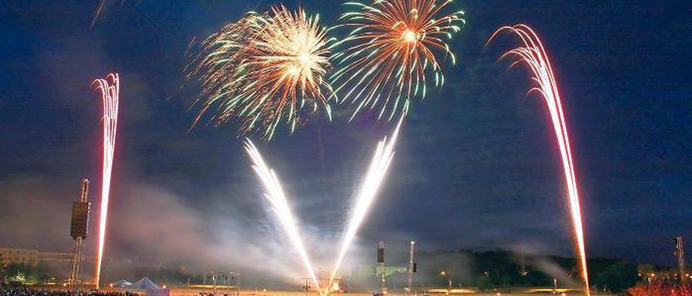Synchron zur Musik tanzten am Freitag und Samstag vier Feuerwerke über den Himmel im Volkspark.