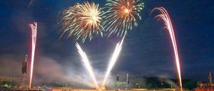 Synchron zur Musik tanzten am Freitag und Samstag vier Feuerwerke über den Himmel im Volkspark.
