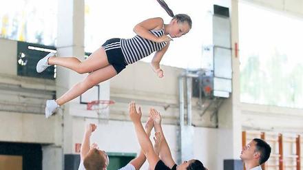Hoch in die Luft geht es beim Cheerleading.