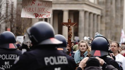 Teilnehmer einer Demonstration gegen die Corona-Einschränkungen 