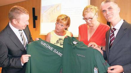 Der Sponsor präsentiert die Trikots: Oliver Enke, Direktor der Weberbank, überreichte gestern die Dienstkleidung an die ersten Grünen Damen, Rosemarie Fromm und Angela Dienst (r.), die im September ihre Arbeit aufnehmen sollen.