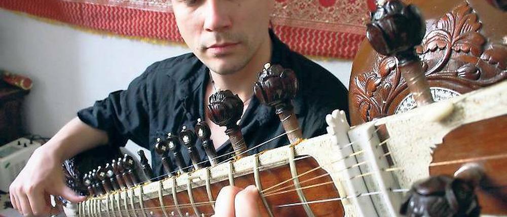 Ton für Ton eine Geschichte erzählen. Der Potsdamer Sitarspieler Sebastian Dreyer.