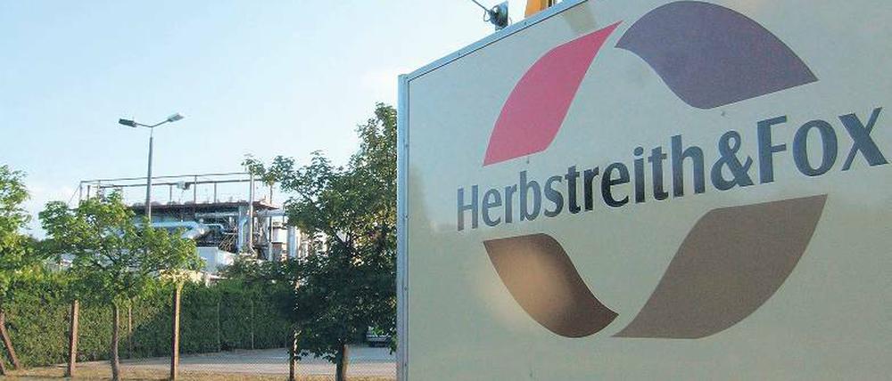 Vorsichtiger Widerstand. Kritiker der Erweiterungspläne von Herbstreith & Fox aus der Kolonie Zern und den Havelauen trafen sich auf einem Gartengrundstück auf der anderen Straßenseite vom Pektinwerk.