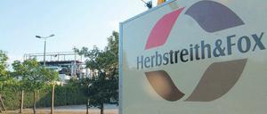 Vorsichtiger Widerstand. Kritiker der Erweiterungspläne von Herbstreith & Fox aus der Kolonie Zern und den Havelauen trafen sich auf einem Gartengrundstück auf der anderen Straßenseite vom Pektinwerk.