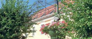 Blütenpracht gefragt. In der Teltower Alstadt zieren bereits Blumenampeln die historischen Laternen, und bei Rosemarie Borchert im Garten blüht es in allen Farben (Bild o. r.). An anderen Stellen dominiert noch vertrockneter Wildwuchs.