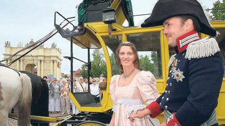 Monarchin auf Festfahrt. Mit goldgelber Kutsche wurde die Schauspielerin Bettina Hornemann als Königin Luise neben ihrem Gatten Friedrich Wilhelm III. (Bild o.) vom Luisenplatz zum Alexandrowka-Festival chauffiert. Dort wurde neben Kinderspaß (Bild u. l.) und gemütlicher Atmosphäre in den Gärten (Bild u. r.) vor allem Kultur aus dem russischen Riesenreich geboten (Bild u. M.).