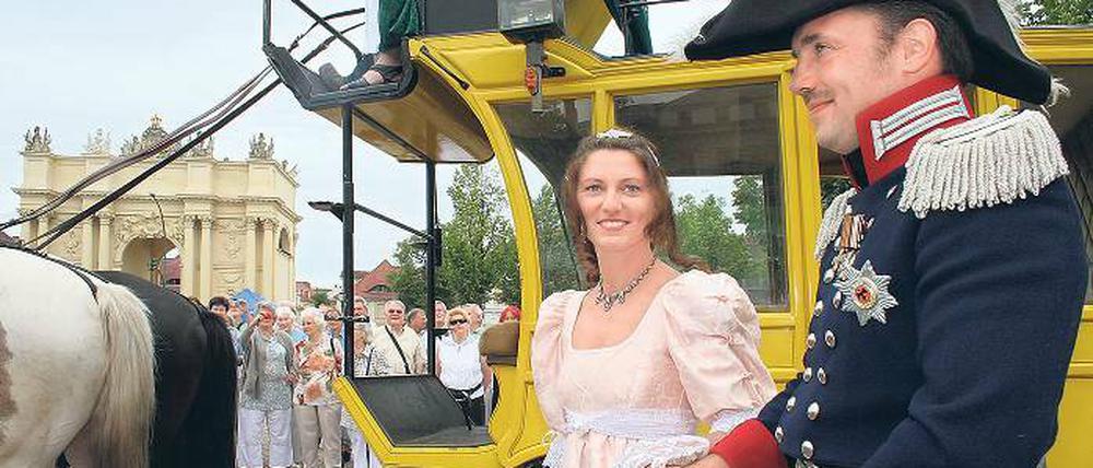 Monarchin auf Festfahrt. Mit goldgelber Kutsche wurde die Schauspielerin Bettina Hornemann als Königin Luise neben ihrem Gatten Friedrich Wilhelm III. (Bild o.) vom Luisenplatz zum Alexandrowka-Festival chauffiert. Dort wurde neben Kinderspaß (Bild u. l.) und gemütlicher Atmosphäre in den Gärten (Bild u. r.) vor allem Kultur aus dem russischen Riesenreich geboten (Bild u. M.).