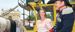 Monarchin auf Festfahrt. Mit goldgelber Kutsche wurde die Schauspielerin Bettina Hornemann als Königin Luise neben ihrem Gatten Friedrich Wilhelm III. (Bild o.) vom Luisenplatz zum Alexandrowka-Festival chauffiert. Dort wurde neben Kinderspaß (Bild u. l.) und gemütlicher Atmosphäre in den Gärten (Bild u. r.) vor allem Kultur aus dem russischen Riesenreich geboten (Bild u. M.).