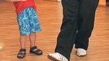 Schlangentanz. Die Kinder tanzen zum Rhythmus von Lollipop, Matthias Krusche zeigt wie es geht. Die ausgebildete Bühnentänzerin Milena Szur (Bild r.) gehört zum Team der ADTV Tanzschule Balance, wo Kinder mehr lernen sollen als sich zur Musik zu bewegen.