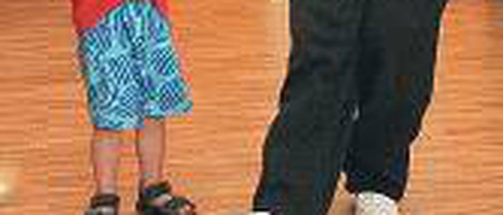 Schlangentanz. Die Kinder tanzen zum Rhythmus von Lollipop, Matthias Krusche zeigt wie es geht. Die ausgebildete Bühnentänzerin Milena Szur (Bild r.) gehört zum Team der ADTV Tanzschule Balance, wo Kinder mehr lernen sollen als sich zur Musik zu bewegen.