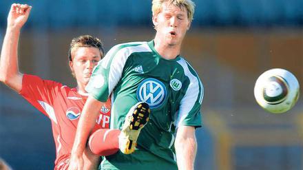 Niederlage im Testspiel. Der SV Babelsberg 03  hier Tom Schütz (l.) gegen Fabian Klos  musste sich gestern dem VfL Wolfsburg mit 0:2 geschlagen geben.