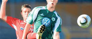 Niederlage im Testspiel. Der SV Babelsberg 03  hier Tom Schütz (l.) gegen Fabian Klos  musste sich gestern dem VfL Wolfsburg mit 0:2 geschlagen geben.