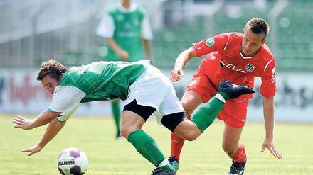 Torloses Testspiel. Babelsbergs neuer Stürmer Rico Engler (rechts) am Samstag im Zweikampf mit Sachsen Leipzigs Sven Werner.