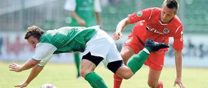 Torloses Testspiel. Babelsbergs neuer Stürmer Rico Engler (rechts) am Samstag im Zweikampf mit Sachsen Leipzigs Sven Werner.