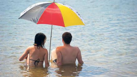 Im Wasser. Am Helenesee bei Frankfurt ist der Badespaß noch ungetrübt.