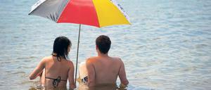 Im Wasser. Am Helenesee bei Frankfurt ist der Badespaß noch ungetrübt.