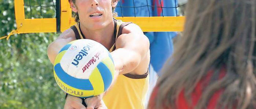 Auf die richtige Haltung kommt es an: beim Pritschen und auch beim Aufschlag. Beachvolleyball will gelernt sein.