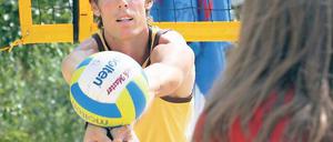 Auf die richtige Haltung kommt es an: beim Pritschen und auch beim Aufschlag. Beachvolleyball will gelernt sein.