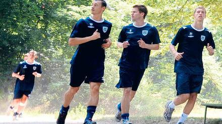 Vorbereitung auf die Drittliga-Saison. Babelsbergs Neuzugang Hendrik Hahne (Mitte), hier flankiert von Ümit Ergirdi (links) und Nicolas Hebisch, beim Trainingslauf durch den Babelsberger Park.