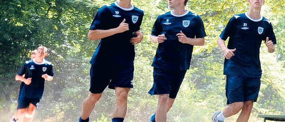 Vorbereitung auf die Drittliga-Saison. Babelsbergs Neuzugang Hendrik Hahne (Mitte), hier flankiert von Ümit Ergirdi (links) und Nicolas Hebisch, beim Trainingslauf durch den Babelsberger Park.