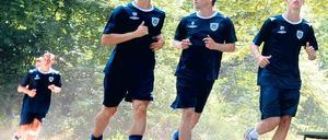 Vorbereitung auf die Drittliga-Saison. Babelsbergs Neuzugang Hendrik Hahne (Mitte), hier flankiert von Ümit Ergirdi (links) und Nicolas Hebisch, beim Trainingslauf durch den Babelsberger Park.