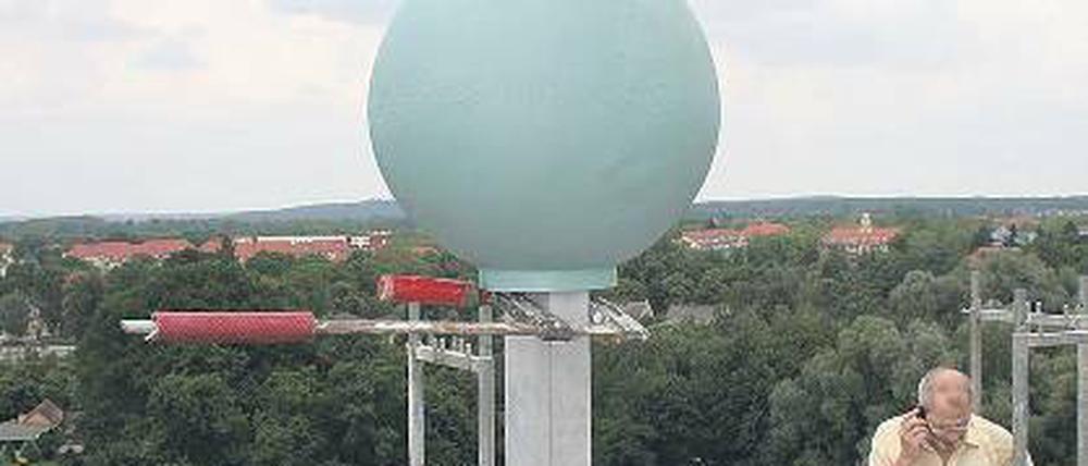 Wieder oben. Handwerker richteten das Turmkreuz wieder auf.