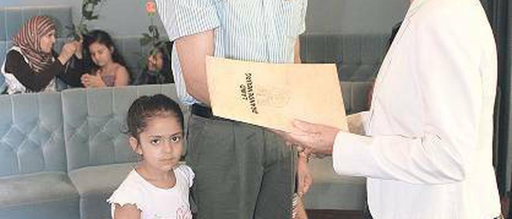 Syed Aftab und Alisha Shah erhielten von Elona Müller die Urkunde.