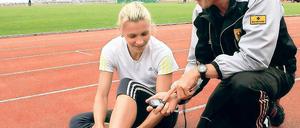 Welche Zeit ist am Sonntag drin? Claudia Hoffmann  hier mit ihrem Trainer Frank Möller im heimischen Potsdamer Luftschiffhafen  will bei den Deutschen Meisterschaften am Wochenende erneut die Norm für die Europameisterschaften in Barcelona laufen.