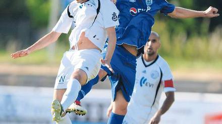 Kopfballstark. Neuzugang Robert Paul, hier während des Testspiels am Montag in Hildesheim im Luftduell mit Denis Ametovski vom VfV Borussia (links), will sich beim Fußball-Drittligisten SV Babelsberg 03 links in der Abwehr einen Stammplatz erobern.